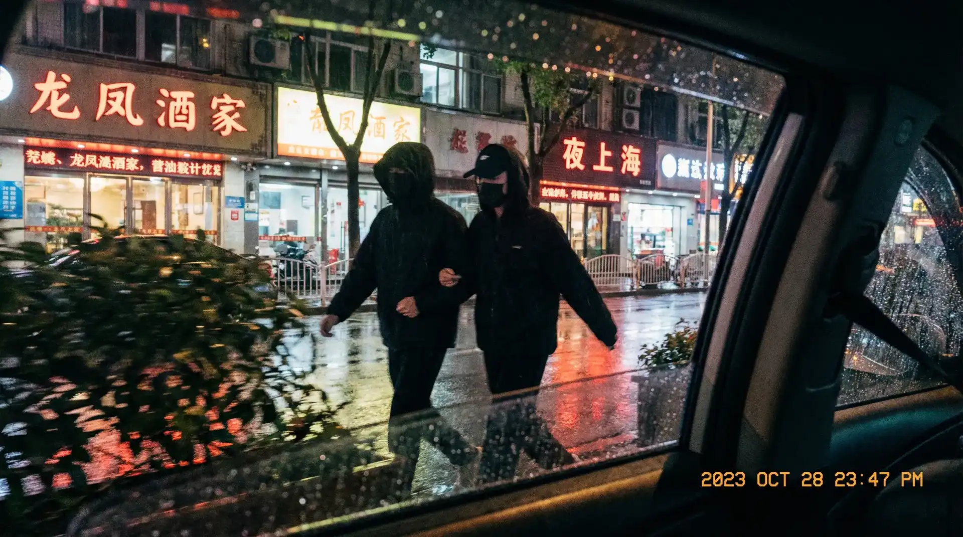 今日看料-最新娱乐深度报道|每日热点爆料|免费抢先看 - 顶流明星深夜密会现场抓拍照片